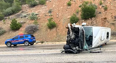 Mersin'de Servis Aracının Devrilmesi Sonucu 10 Yaralı