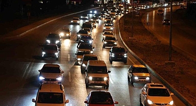 43 ilin geçiş güzergahında gece yarısı trafik yoğunluğu böyle görüntülendi