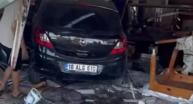 Erdemli'de Kontrolden Çıkan Otomobil Lokantaya Girdi: 2 Yaralı