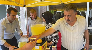 Erdemli'de Sağlık Çalışanlarına Limonata İkramı