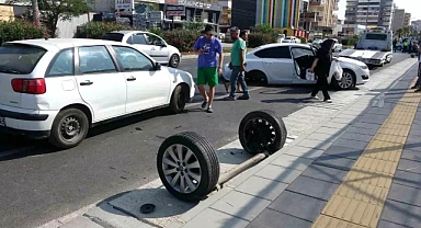 Erdemli'de Trafik Kazası: Bir Araç Ters Döndü, Diğerinin Tekerlekleri Ayrıld.