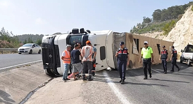 Mersin'de Tır Devrildi: 1 Hayvan Telef, Sürücü Yaralı