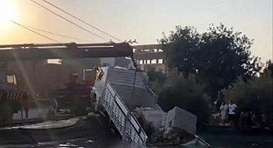 Erdemli'de Freni Patlayan Kamyon Sulama Havuzuna Düştü