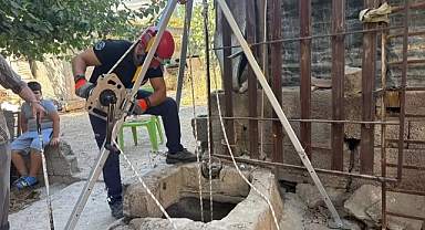 Kedi Yavrusunu Su Kuyusundan Kurtarma Operasyonu