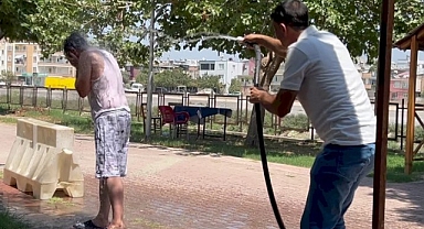 Mersin'de sıcakla mücadele: Serinlemek için her yolu denediler