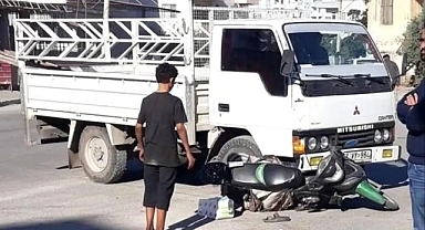 Erdemli'de Kamyonet ile Motosiklet Çarpıştı: Sürücü Ağır Yaralandı