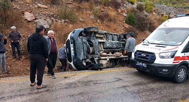 Esenpınar'da Kamyonet Devrildi: 3 Yaralı