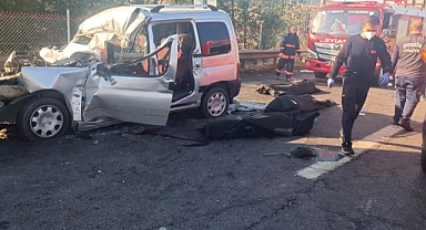 Hafif ticari araç, otoyolda kamyona çarptı; 3 ölü, 3 yaralı