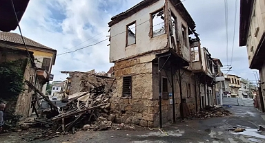 Mersin'de daha önce yangında hasar gören metruk evin bir bölümü çöktü