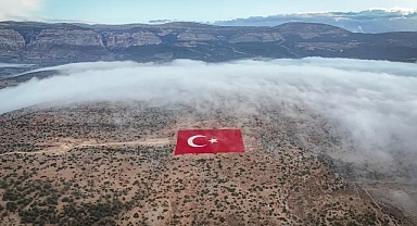 Mersin'de Dev Türk Bayrağı İle Sisli Görüntüler
