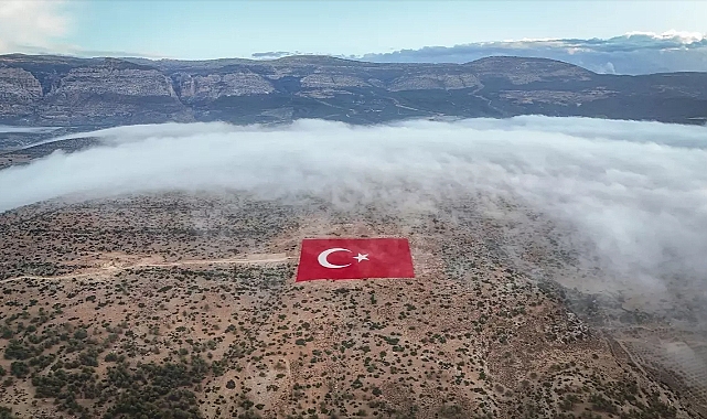 Mersin'de Dev Türk Bayrağı İle Sisli Görüntüler