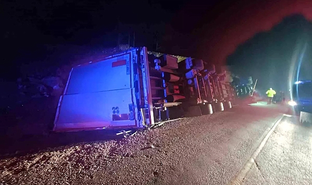 Mersin'de Yabancı Plakalı Tır Devrildi, Sürücü Hayatını Kaybetti.