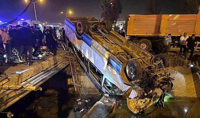 Mersin'de Yolcu Minibüsü ile Otomobil Çarpıştı: 10 Yaralı