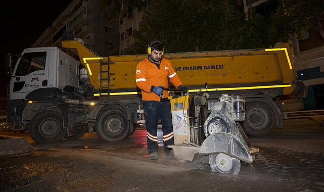 Büyükşehir Trafiğin Aksamaması İçin Asfalt Çalışmalarını Gece Sürdürüyor