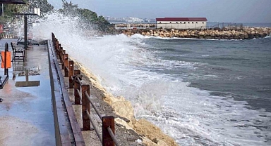 Erdemli'de Deniz Coştu: Dalga Boyu 5 Metreyi Buldu!