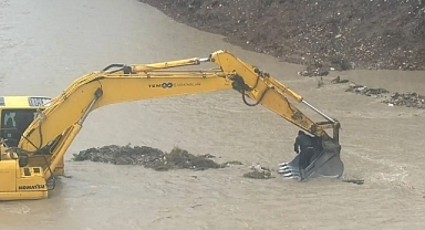 Otomobil çaya düştü, mahsur kalan sürücü kurtarıldı