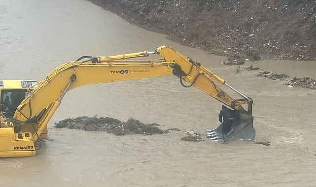 Otomobil çaya düştü, mahsur kalan sürücü kurtarıldı